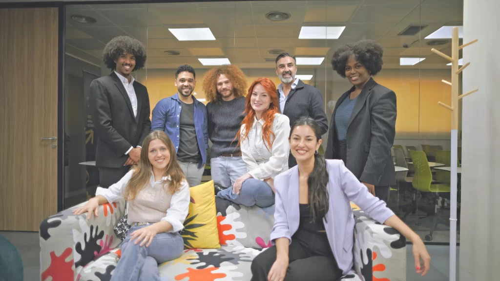 A imagem ilustra o blog post que fala sobre como contratar uma agência de marketing e uma equipe de uma agência