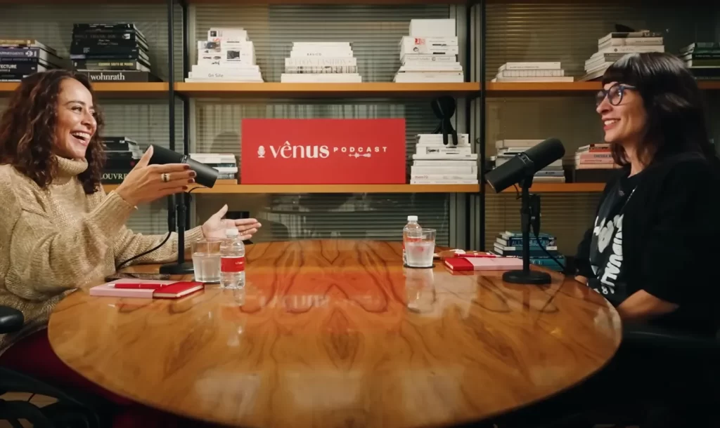 A imagem mostra Renata de Paula apresentando a Camila Fremder no podcast que gerou confusão com o nome da marca que já existe.