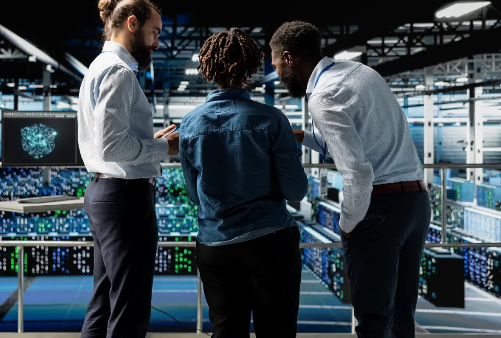 Equipe avaliando estratégias em uma agência de marketing digital industrial