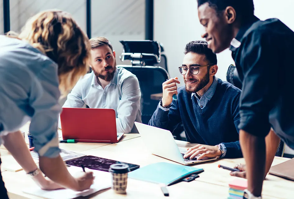 Profissionais reunidos discutindo metas de marketing industrial em 2026