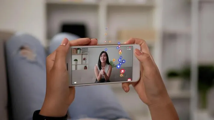 Consumidora assistindo vídeo curto em live interativa, refletindo as tendências do marketing industrial para 2026