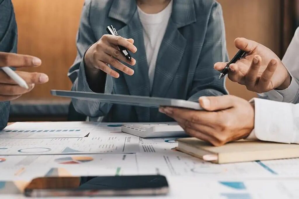 Equipe de planejamento reunida para otimizar marketing industrial em 2026